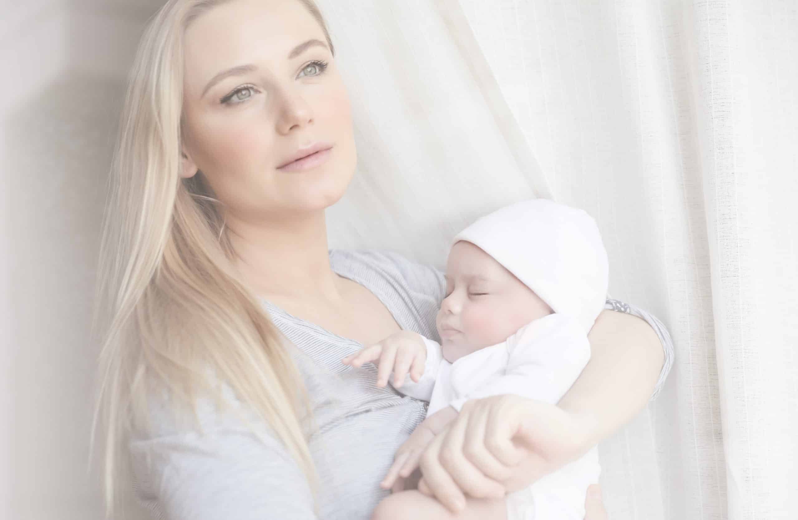 Милую маму видео. Photo of a pregnant mom with two Baby daughters. Photo of a pregnant Australian mom with two Baby daughters.